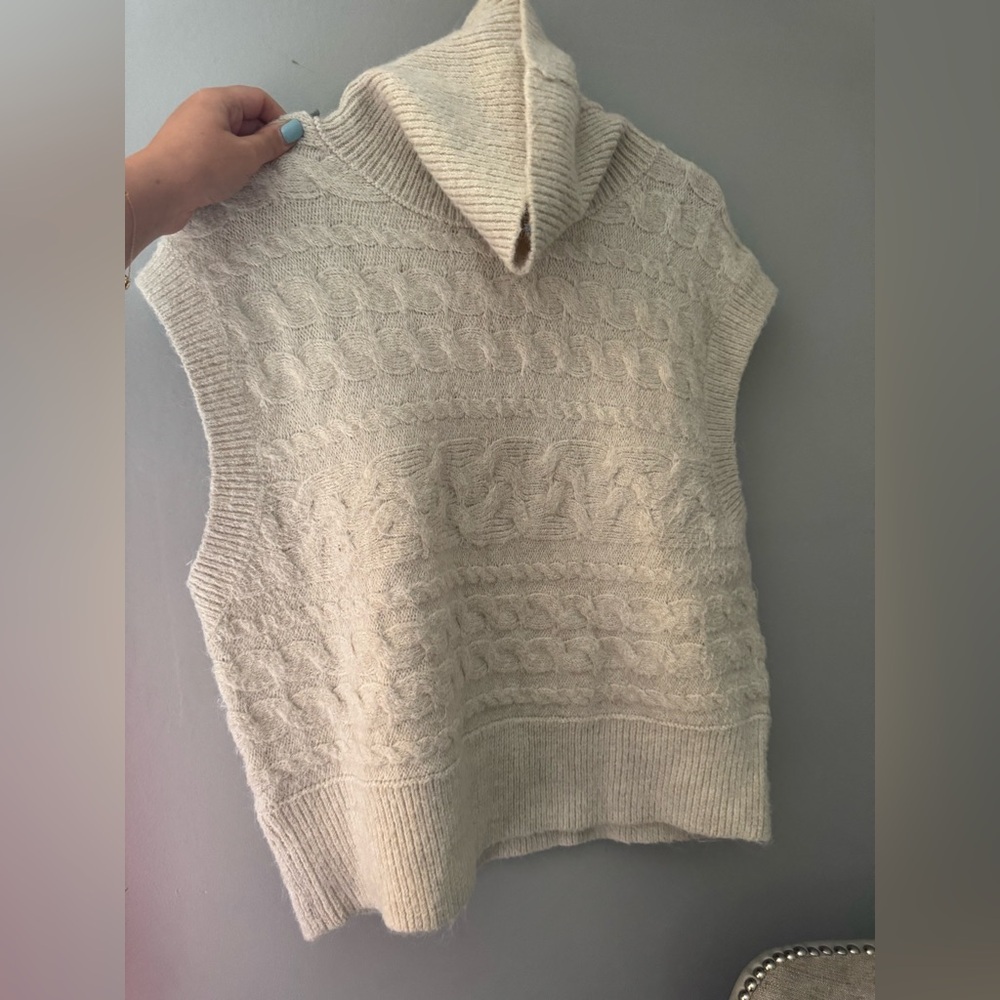 Old Navy Women’s Sleeveless Cropped Cozy Plush-Yarn Cable-Knit Turtleneck - Picture 2 of 5